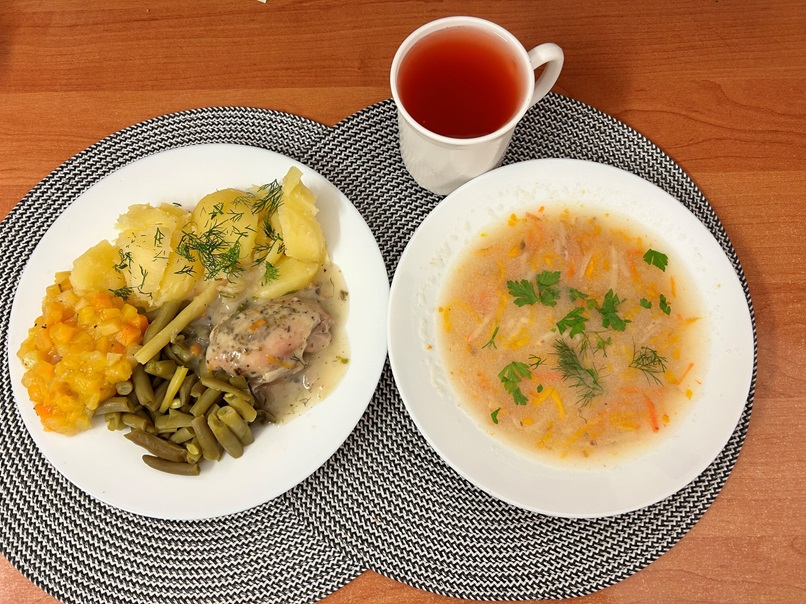 Na zdjęciu: Grysikowa, Ziemniaki młode z tłuszczem gotowane, Mięso drobiowe gotowane z udźca kurczaka, Sos bazyliowy, Fasolka szparagowa z wody, Dynia duszona z olejem, Kompot owocowy